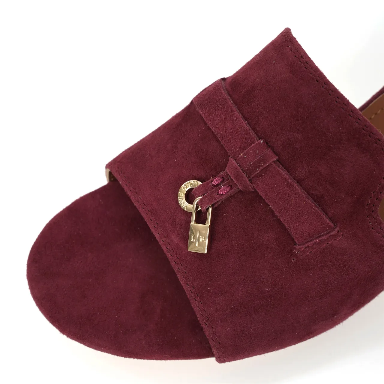 👟👟Ex-factory price 440👟👟 Genuine leather sole +30 suede sheepskin slippers with a strap decorated with Loro Piana My Charms charms and decorated with tone-on-tone stitching. Sophisticated and feminine, it pairs well with both city and resort looks. For those looking for an elegant upgrade, the summer glamor slipper is known for its slim open-back silhouette. size: 35-44 (custom-made sizes 43 and 44 are non-returnable) Upper: imported suede sheep leather (sheep), cowhide ostrich pattern, cowhide snake pattern Lining: imported high-grade mixed sheep silk Heel height: 5.5CM